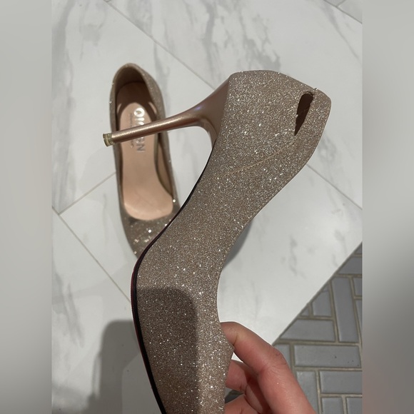 GOLD SPARKLY HEELS - Picture 3 of 5